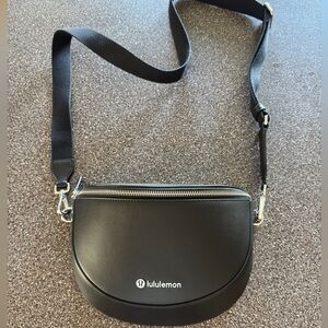 Nwot Lululemon Cactus material 2L crossbody bag